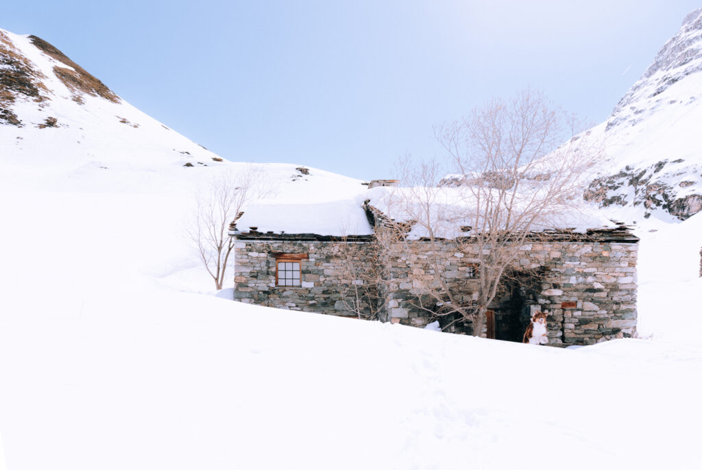 Village en ruine et sous la neige dans la vallee du manchet