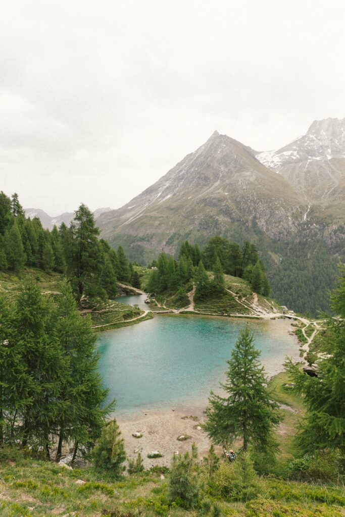 Lac bleu d'arolla en Suisse