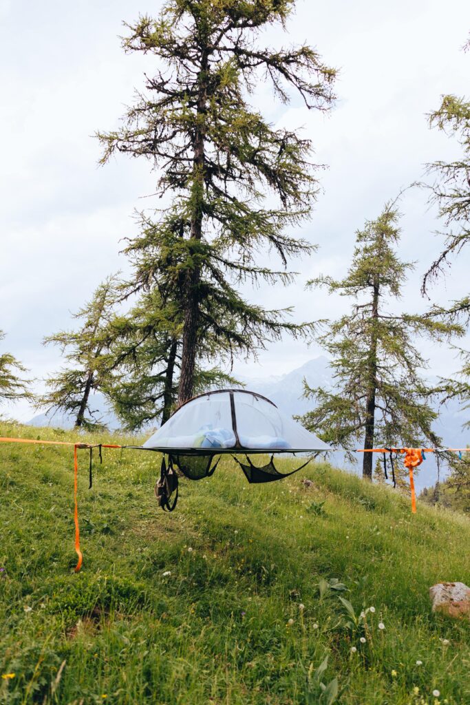tente suspendue dans les arbres Arbocamp en Suisse vue de derrière