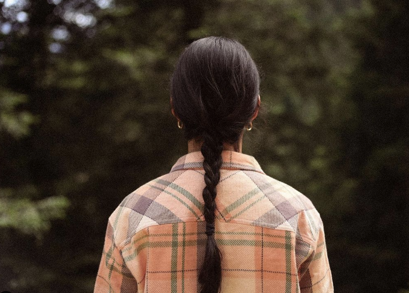 Rose Labeille, @Backpackandsaltyhair, avec la chemise Huntly à manches longues Femme - kathmandu outdoor