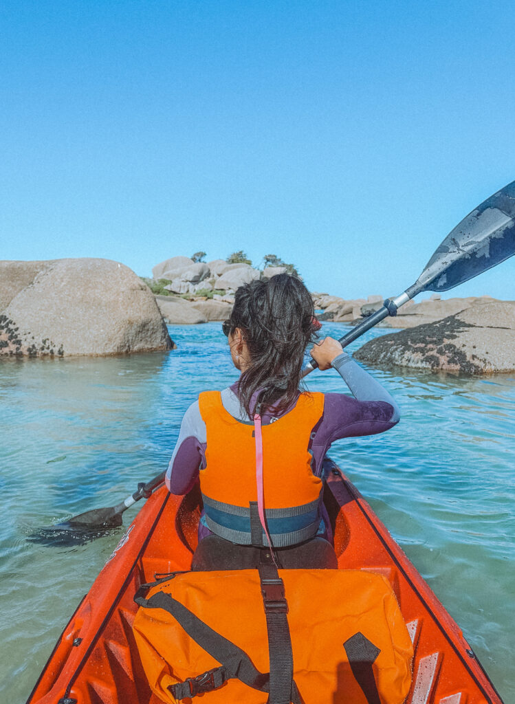 Kayak dans la baie de Tourony à Trégastel