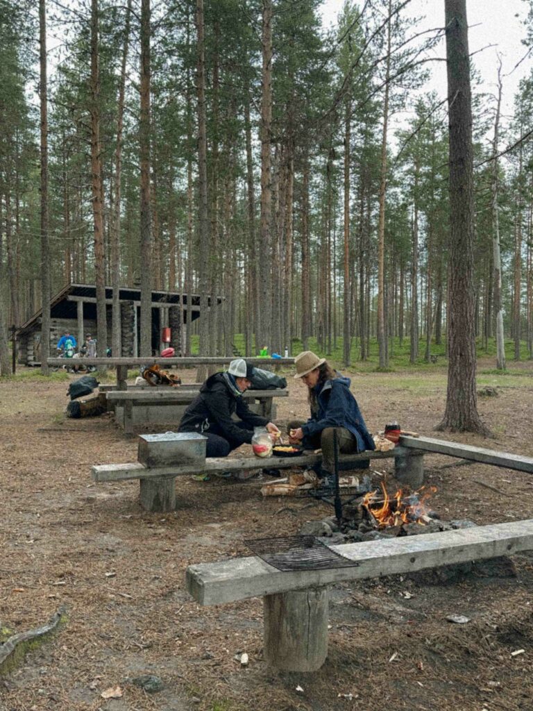 Pause repas et feu de camp, radonnée en canoë