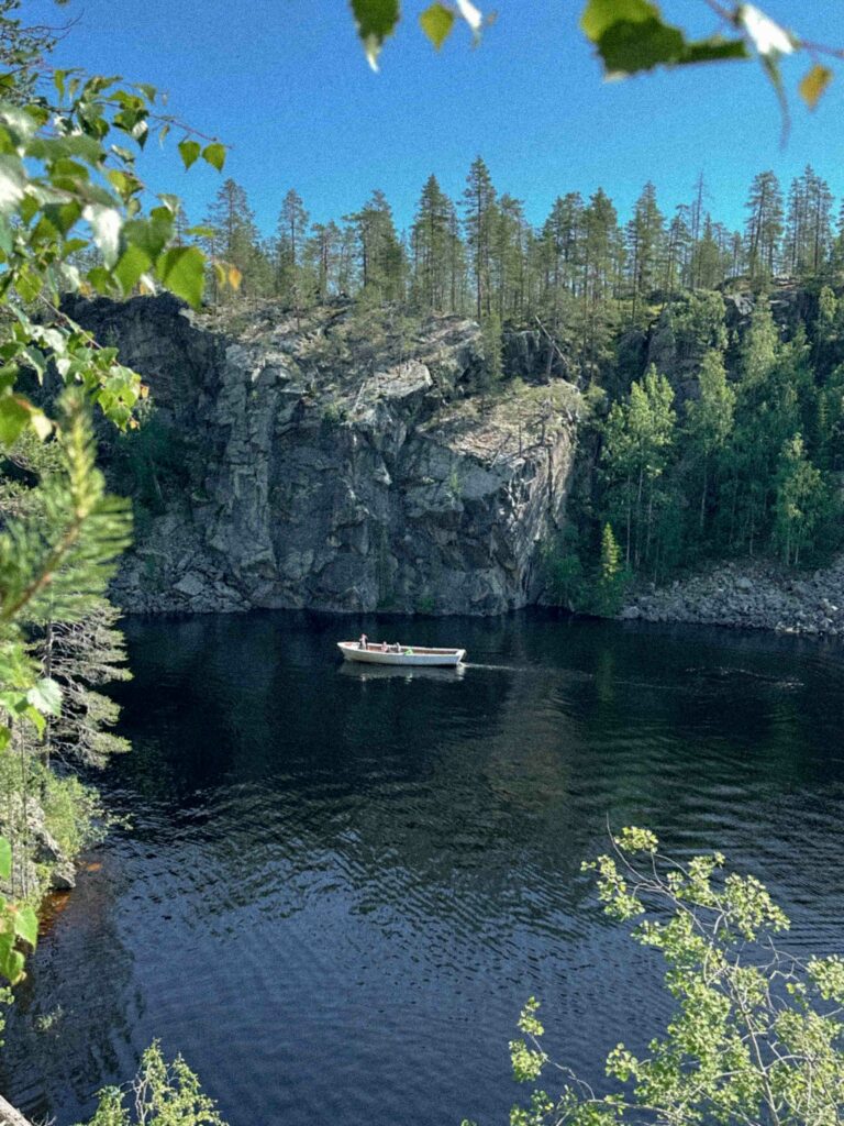 Bateau sur le lac de Julma-Ölkky