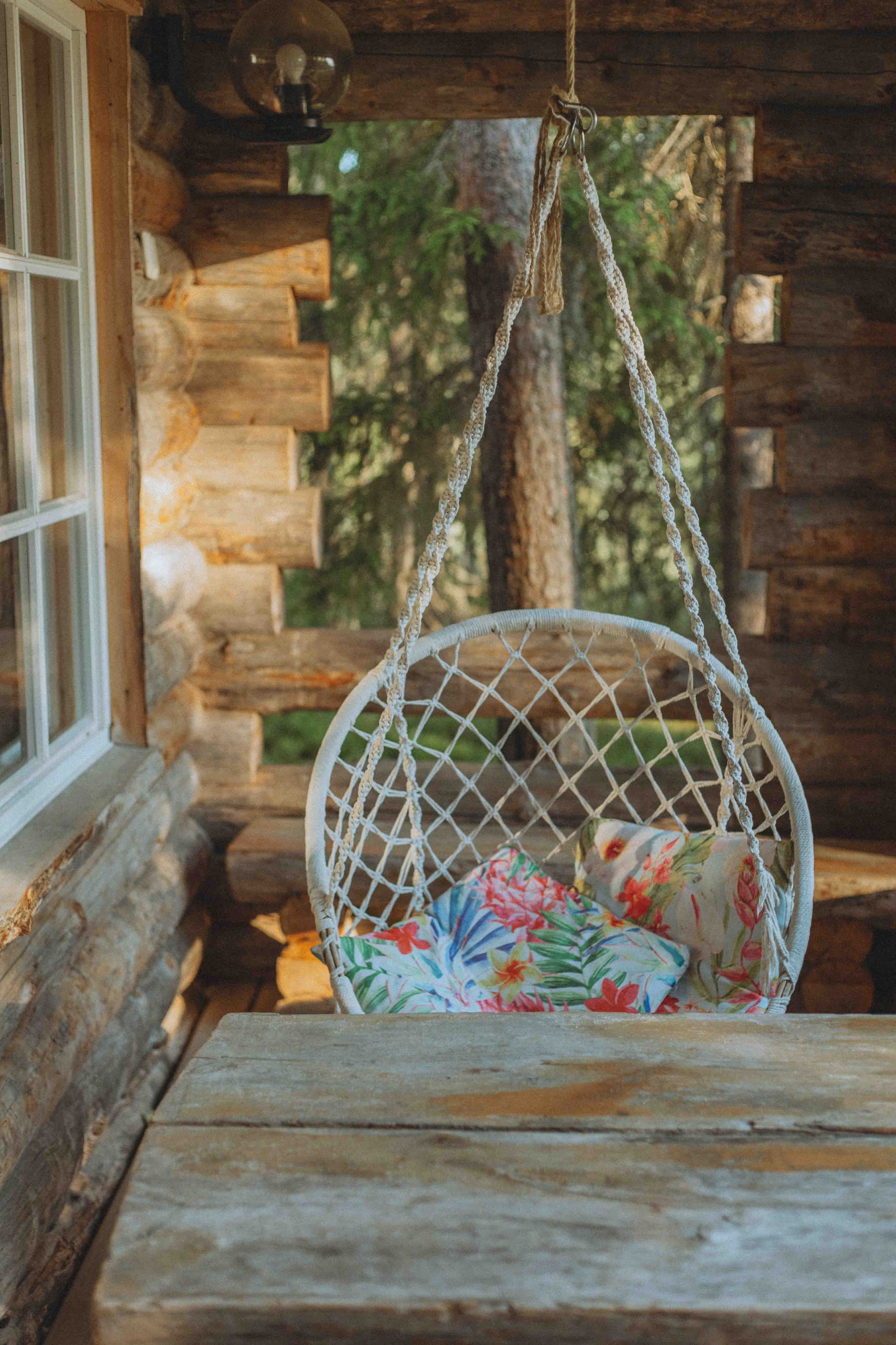 fauteuil suspendu cabane en bois en Finlande