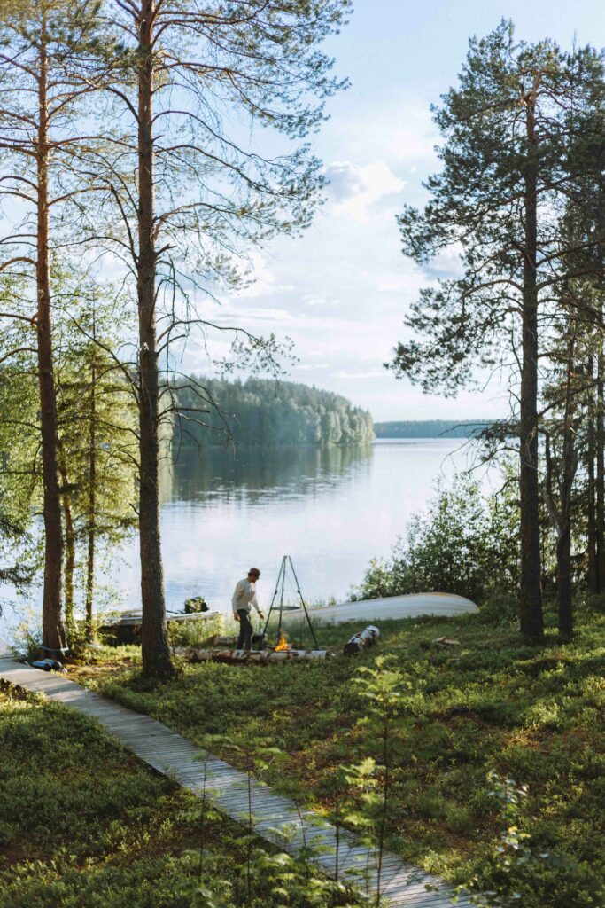 Soirée feu de camp au bord d'un lac en Finlande