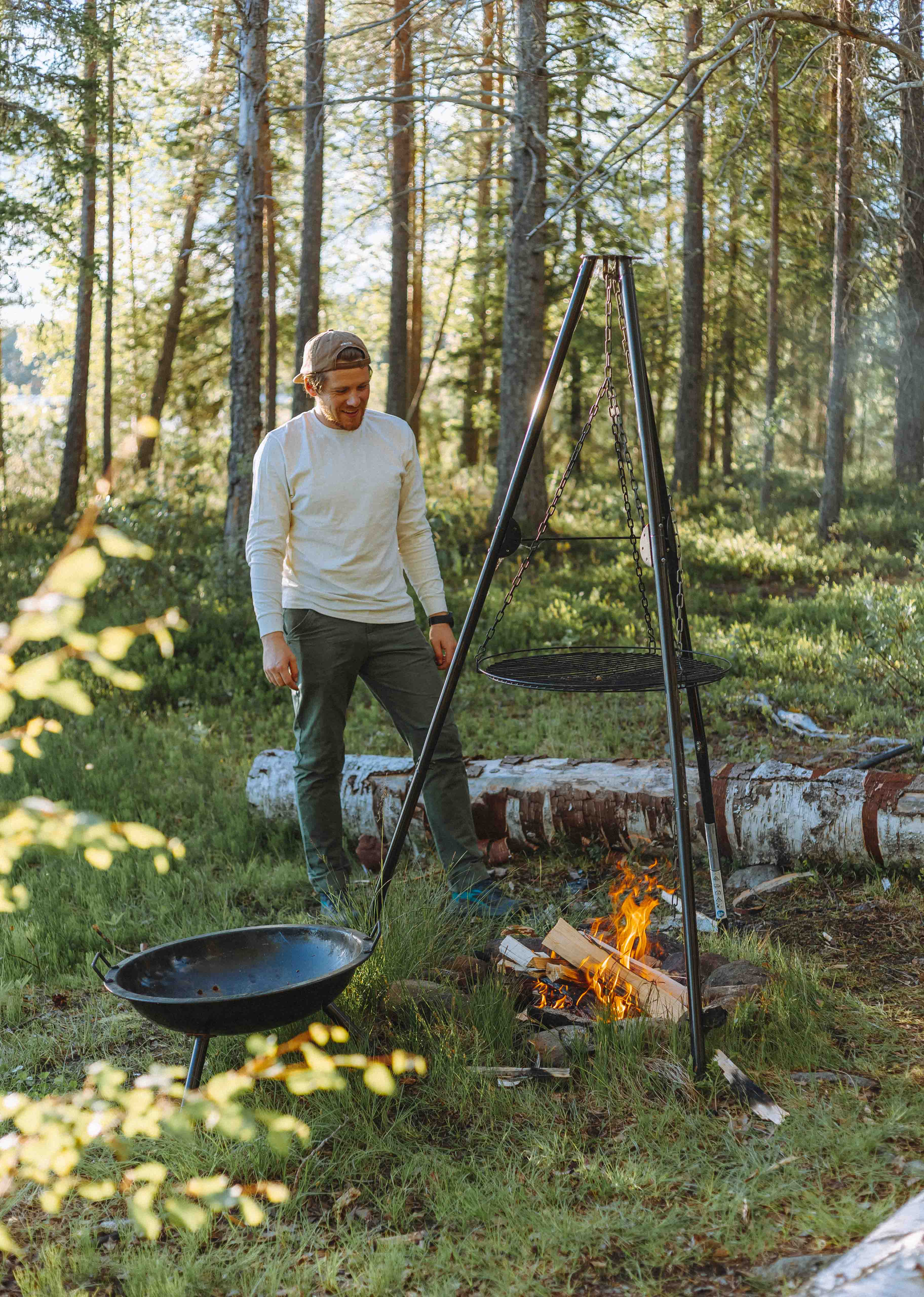 Soirée feu de camp au bord d'un lac en Finlande