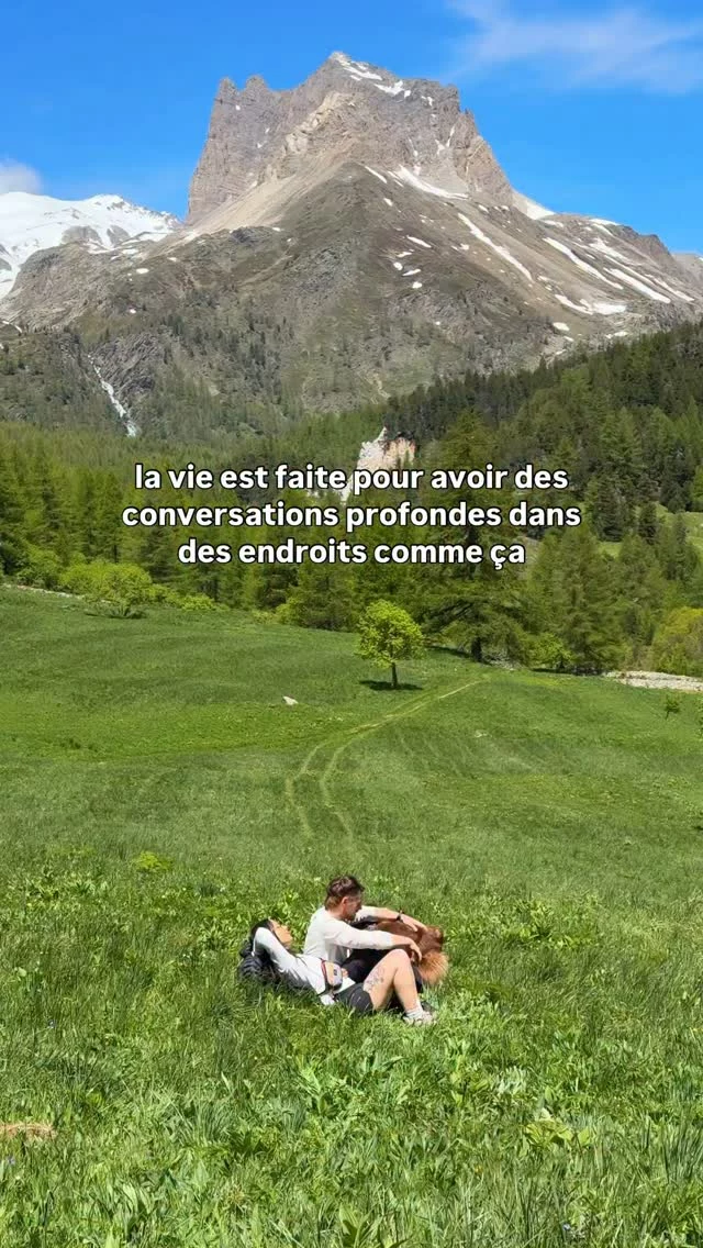 les meilleures conversations ont souvent lieu dehors, vous ne trouvez pas ? 🌞  #outdoor #alpes #montagne #deepconversations #meaningful