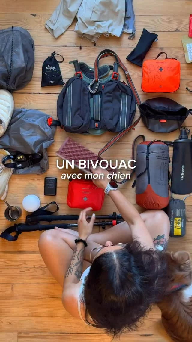 premier bivouac de l’année avec ma partner in hike 🐶✨  quelqu’un a dit rando, lac, croquettes et coucher de soleil ?
on a dit oui mille fois 🤍  les indispensables @decathlon_outdog pour un bivouac avec son chien :
🎒 un petit harnais sac à dos pour chien – à l’intérieur : eau, gamelle pliable, croquettes (jamais plus de 10% de son poids, on reste raisonnables)
🩹 une trousse de secours spéciale doggo : pince à tique, compresses, spray désinfectant… et même une couverture de survie format chien (oui, ils ont pensé à tout) 🦮 une laisse courte pour les troupeaux + une longe pour le spot de bivouac (Naïa + chien inconnu = telenovela garantie)  c’était notre première nuit dehors en 2025… et clairement, pas la dernière 💌🌙  collaboration commerciale - #bivouac #randonneeavecchien #dogfriendlytrip #outdooradventures #partnerinhike #dogcamping 
#vanlifewithdog #petfriendlyhikes #randonnée
