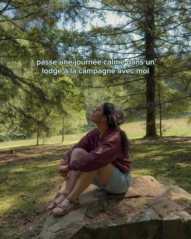 always slow cabin season 🤎
 les cabanes au fond des bois font décidément partie de mes choses préférées sur terre.
c’est ce genre d’endroit qui apaise tout, même ce qu’on ne savait pas agité ✨  réveils tout doux, petits-déjeuners en peignoir face aux pins, siestes les cheveux emmêlés, le corps encore tiède du soleil qui filtre à travers les branches 🌲
 j’ai posé mon sac à dos dans un lodge en pleine forêt, dans la @valleedeladordogne - et j’ai laissé le temps s’étirer, doucement 🐝  un lit moelleux, un sauna privatif (oui oui 🧖🏼‍♀️), du calme, du bois, rien à faire, juste être là 🍒🧺  si tu rêves d’un break tout doux, je crois que t’as trouvé ton adresse : @spalazen_nature 🤍  collaboration commerciale #valleedeladordogne #cabinlife #slowtravel #cozysummer #weekendvibes #natureescape #déconnexion #slowliving #cabinvibes #cottagecore