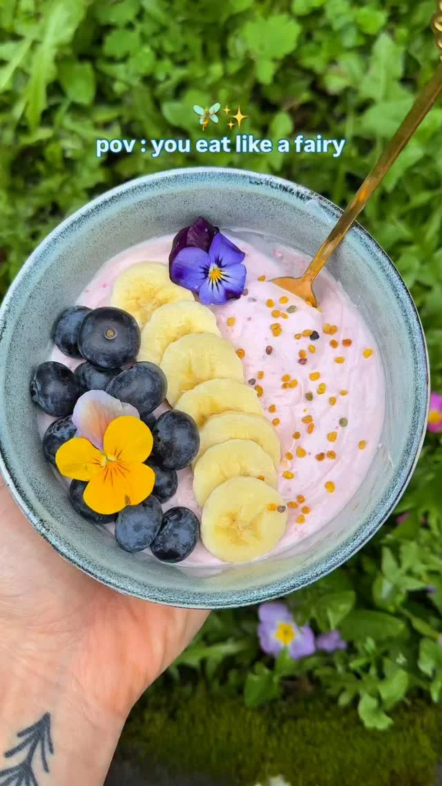🌼🩵 romantiser son assiette, sans y passer 3h  mes astuces pour une cuisine belle et naturelle :
💗 poudre de framboise
💙 spiruline bleue
🌼 fleurs comestibles
🍵 matcha  et mes fleurs préférées à saupoudrer partout (quand c’est la saison) :
– pensées
– bleuets
– violettes
– fleurs de bourrache
– trèfles
– capucines
– soucis
– mauves
– fleurs d’ail
– primevères  🫧 pense toujours à vérifier qu’elles sont bien comestibles, non traitées et cueillies loin des routes 💛  (et si tu n’es pas sûr.e, il existe des mélanges déjà séchés, en herboristerie ou magasin bio)
🧺  #fairycore #aestheticfood #recettenaturelle #fleurscomestibles #slowkitchen #colorfulfood #seasonalliving