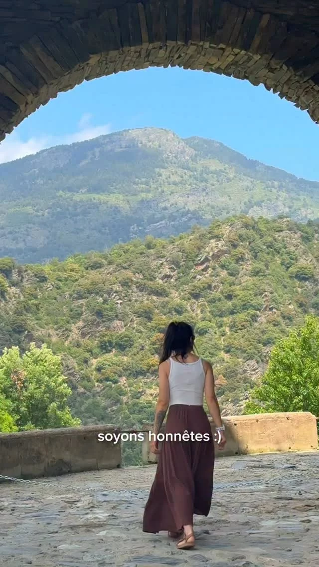 Quand je dis Andorre, vous pensez peut-être : ski, shopping, touristes...
mais cette fois, j’ai découvert une autre Andorre : plus sauvage, plus douce 🦋  pas de foule, pas de centre commercial : juste des villages en pierre, des randos en montagne, et des tortillas 🌿✨  en voyage, je me sers d’internet tout le temps : pour checker la météo, trouver des randos locales, ou juste le GPS — et franchement, je ne me vois pas partir sans.  alors j’ai pris une carte e-sim @sailyworld - pas besoin de galérer à trouver une carte sim locale, zéro risque de hors forfait, + de 200 destinations dispo, forfaits flexibles… c’est vraiment un game changer pour partir sans prise de tête. Saily c’est un projet NordVPN, donc sérieux et clean 🔐  Mes 2 gros coups de cœur en Andorre :
— le village d’Auvinyà, tout en pierre et en charme
— les lacs de Tristaina, un petit coin de paradis accessible à pied  Avec mon code BASH, tu as -15% sur tous les forfaits (lien en story) ✨  collaboration commerciale #andorre #rando #voyage #aventure #montagne #slowtravel